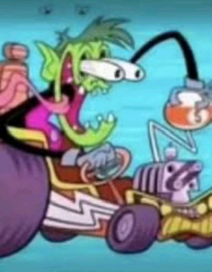 Chico Bestia en un kart con los ojos saltones, siendo 'recargado' con un líquido.