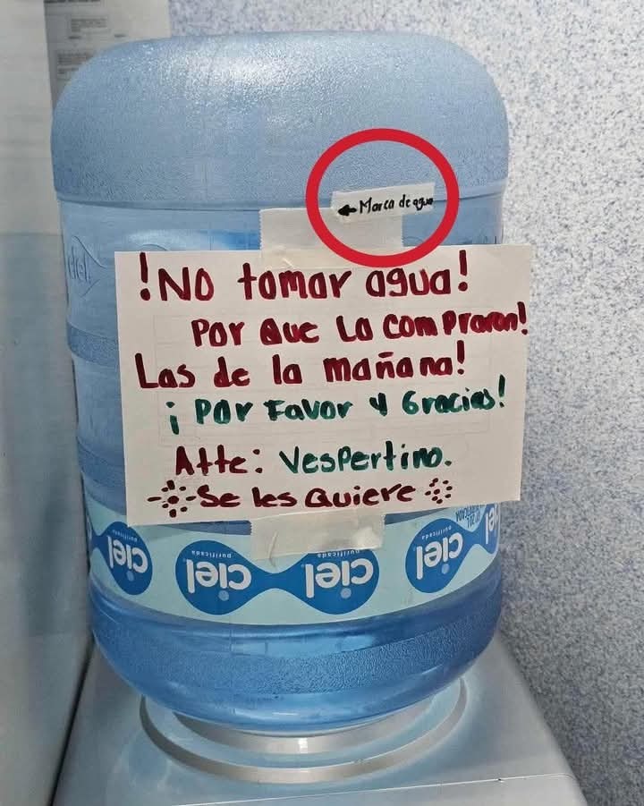 Marca de agua. ¡NO tomar agua! ¡Porque lo compraron las de la mañana! ¡Por favor y gracias! Atte: Vespertino. Se les quiere.