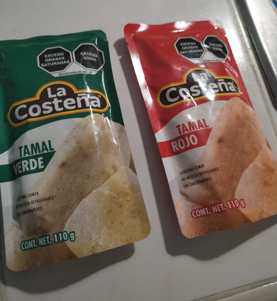 La Costeña Tamal Verde. Exceso Grasas Saturadas. Exceso Sodio. Secretaria de Salud. Listo para comer. No necesita refrigerarse. Sin conservadores. Cont. Net. 110g. La Costeña Tamal Rojo. Exceso Grasas Saturadas. Exceso Sodio. Secretaria de Salud. Listo para comer. No necesita refrigerarse. Sin conservadores. Cont. Net. 110g.