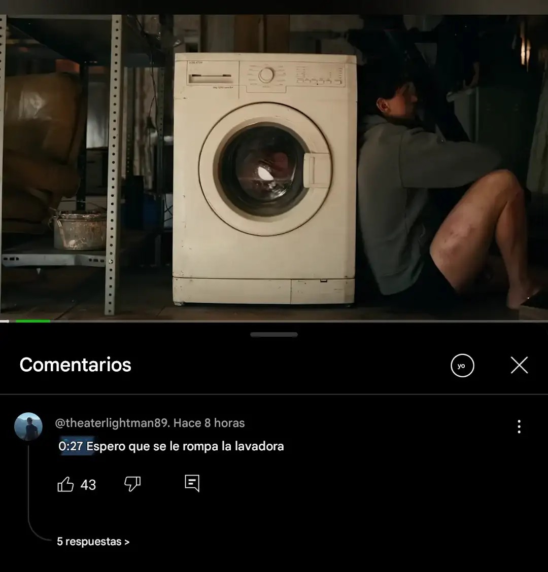 Una persona está sentada en el suelo junto a una lavadora vieja. En los comentarios se lee: 'Espero que se le rompa la lavadora'.