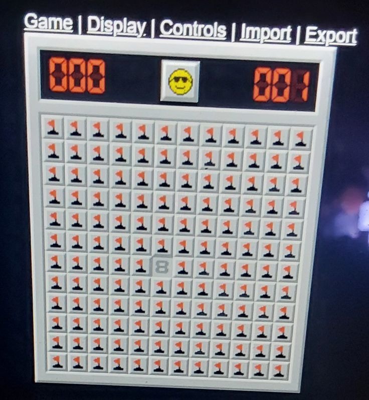 Game | Display | Controls | Import | Export. Um jogo de campo minado com um tabuleiro quase todo preenchido com bandeiras, exceto por um quadrado que mostra o número 8. Os contadores mostram 000 e 001. Há um emoji de óculos de sol no centro superior.
