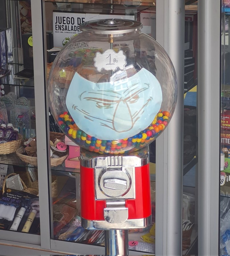 1 Bs. Juego de ensalada. Máquina expendedora de chicles con la cara de Calamardo Guapo.