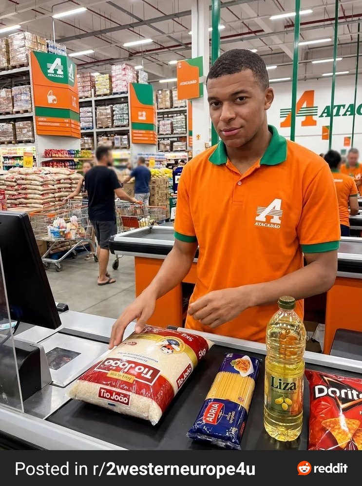Um homem que se parece com Kylian Mbappé está trabalhando como caixa em um supermercado Atacadão. Na esteira, há produtos como arroz Tio João 5kg, espaguete Adria, óleo Liza e salgadinhos Doritos.